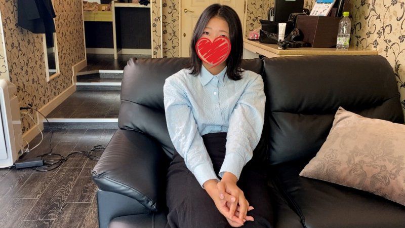 今年剛畢業的18歲♡樸素認真的公務員偷拍性愛！抱著被發現就辭職的覺悟大膽進行援交♡