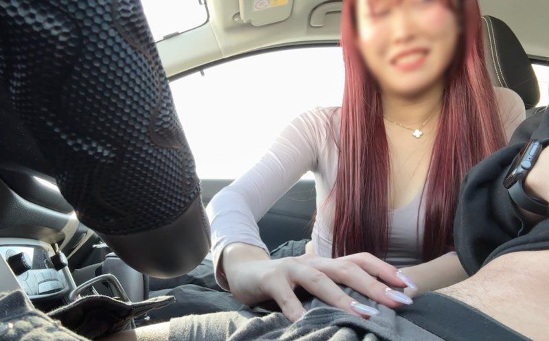 請求F罩杯巨乳美女在車內手淫及口交讓我射精